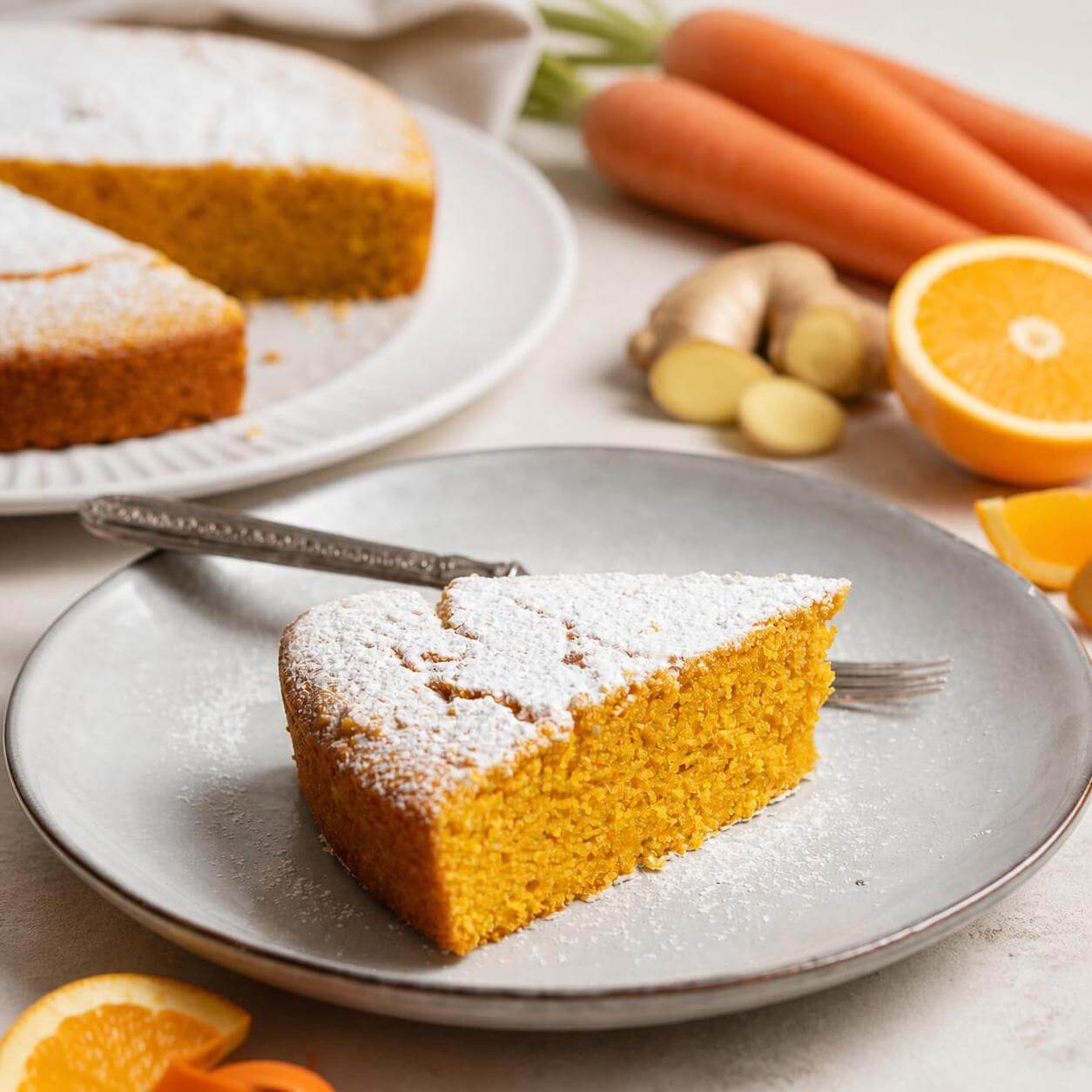 Torta di carote e arancia senza glutine con zucchero a velo